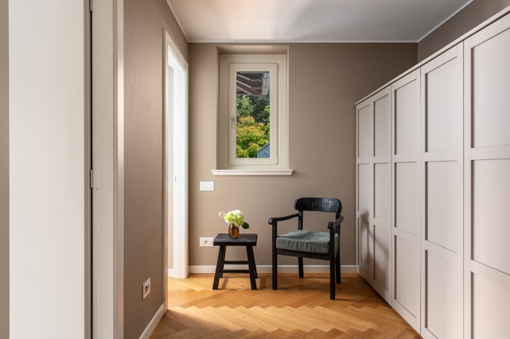 Bedroom dressing room with herringbone parquet and garden window